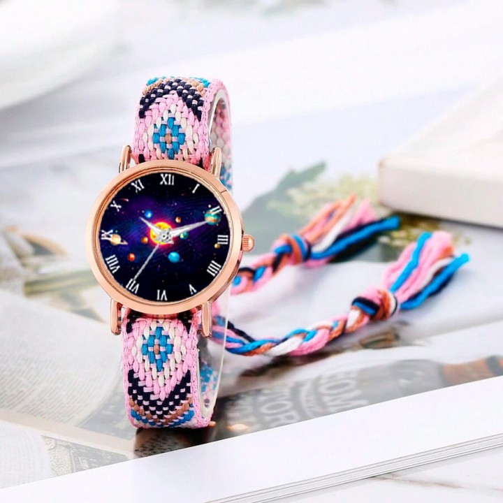 Reloj Sistema Solar Dorado