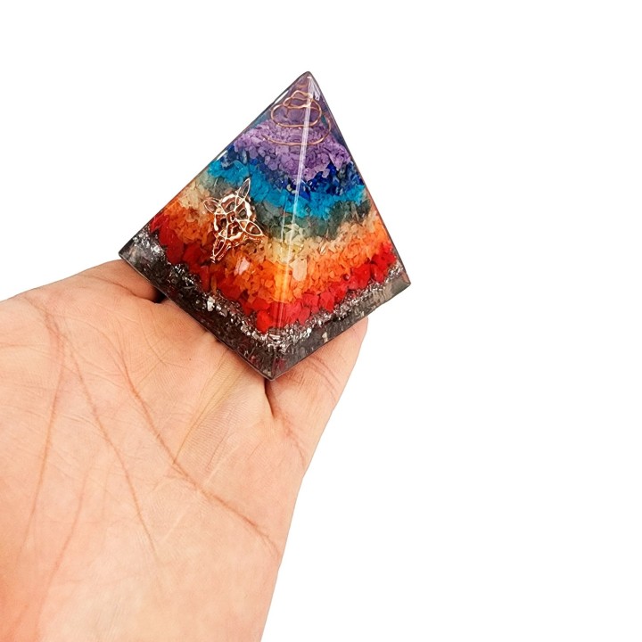 Pirámide 7 Chakras Piedra Natural Orgonita Nudo De Brujas