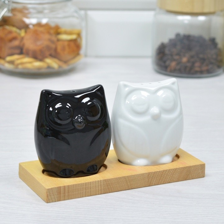 Set Salero Y Pimentero Cerámica Forma De Búhos Base Madera
